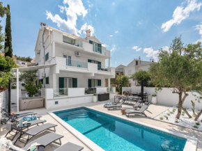 Sea view apartment in Slatine with terrace